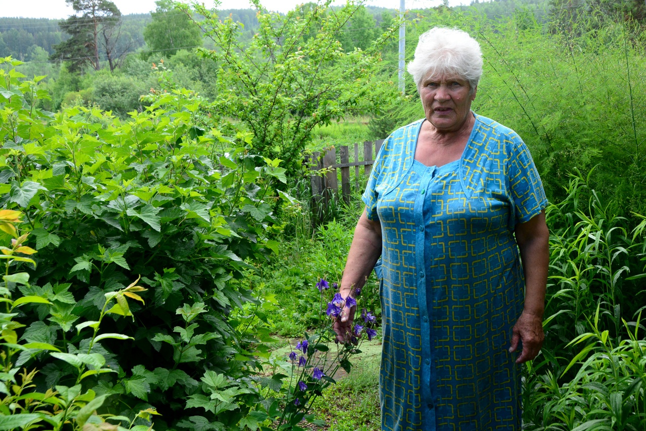 Мария Сокольских в её огороде, который она из-за переезда решила почти не засаживать: оказалось, зря