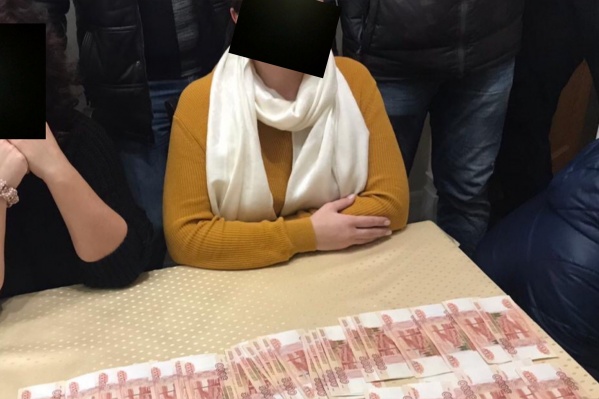 Следователи считают, что женщины принесли потенциальному киллеру аванс в кафе Следователи считают, что женщины принесли потенциальному киллеру аванс в кафе