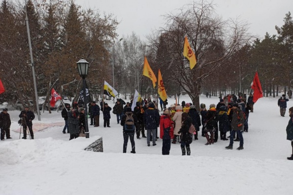 К началу митинга, по подсчётам участников, пришло около 50 человек К началу митинга, по подсчётам участников, пришло около 50 человек