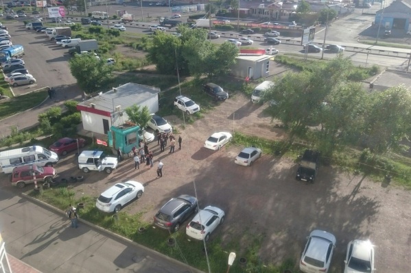 К дому подъехала реанимация и ещё несколько полицейских машин с подмогой. Фото Александра Паука К дому подъехала реанимация и ещё несколько полицейских машин с подмогой. Фото Александра Паука