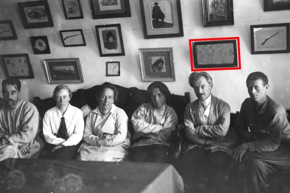Сохранились фотографии с выставки художника, где запечатлен найденный рисунок Сохранились фотографии с выставки художника, где запечатлен найденный рисунок