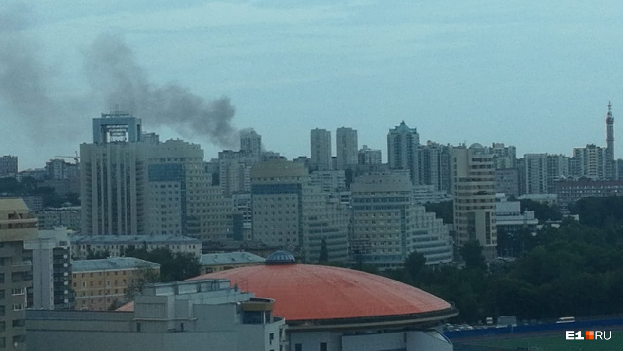 Дым виден из центра города Дым виден из центра города