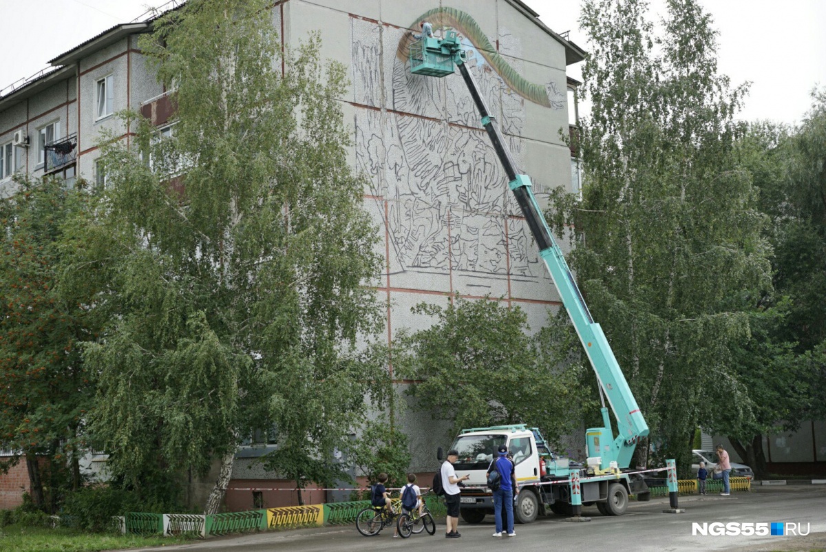 На стене омской пятиэтажки начали рисовать огромного динозавра | 28.07.2017  | Омск - БезФормата