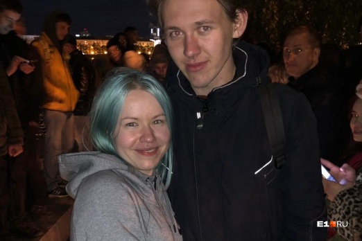 Сергей сделал предложение Татьяне в сквере — там же, где он с ней и познакомился Сергей сделал предложение Татьяне в сквере — там же, где он с ней и познакомился