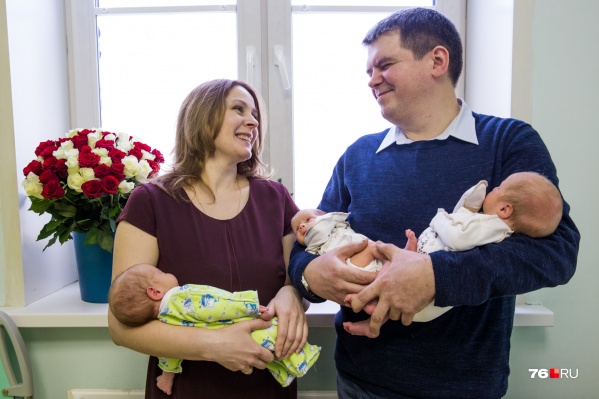 Счастливые родители вместе с детьми сегодня едут домой Счастливые родители вместе с детьми сегодня едут домой