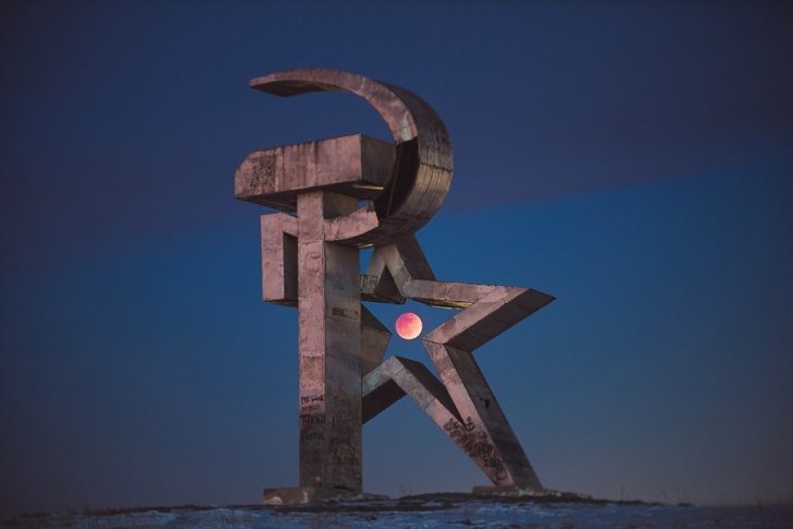 Луна в рамке из советского памятника понравилась нашим читателям больше всего