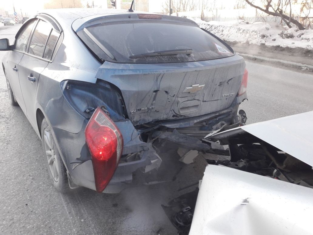 Chevrolet вовремя затормозил на красный, а Nissan не успел Chevrolet вовремя затормозил на красный, а Nissan не успел