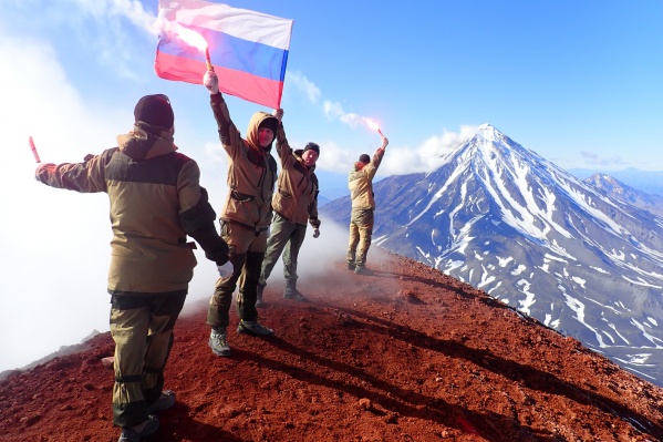 На высоты Камчатки инженеры поднимались со всем необходимым оборудованием, а это нелегко На высоты Камчатки инженеры поднимались со всем необходимым оборудованием, а это нелегко