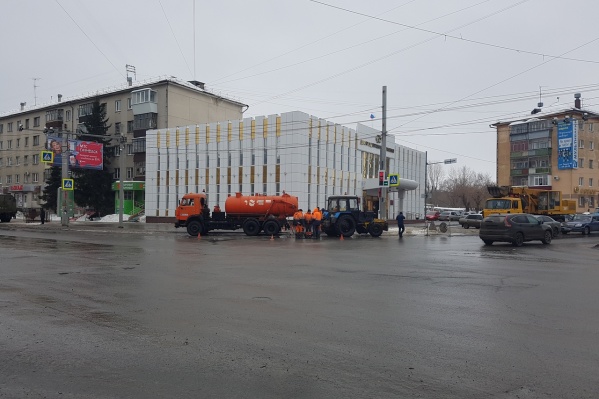 Авария произошла на водопроводе на улице Коли Мяготина Авария произошла на водопроводе на улице Коли Мяготина