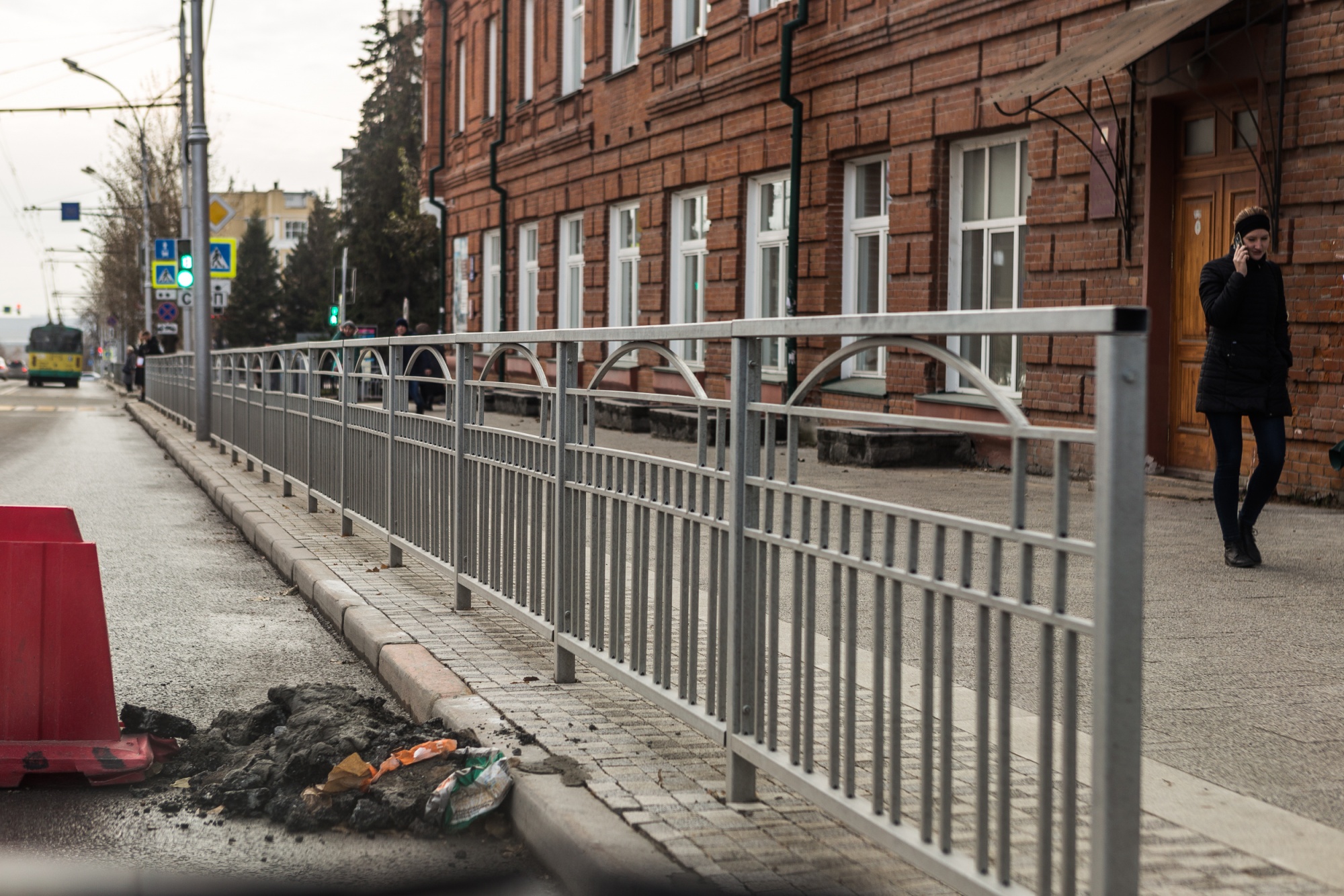 После пр. Городской сумасшедший на Красном проспекте. Красный проспект до и после. Пр..уныл. Унылый дождь на проспекте Ленина в Самаре фото сейчас.