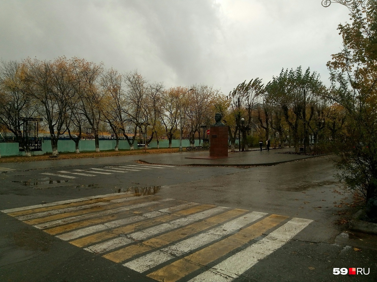 16:32. Возле ДК Кирова. Как же здесь пусто! 16:32. Возле ДК Кирова. Как же здесь пусто!