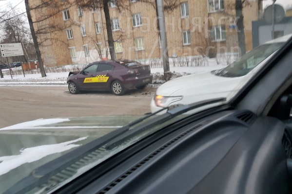 Машина такси ехала по выделенной полосе Машина такси ехала по выделенной полосе
