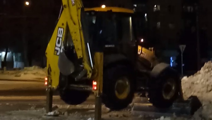 «Трудится на благо города!»: ярославцы обсмеяли работающий вхолостую трактор