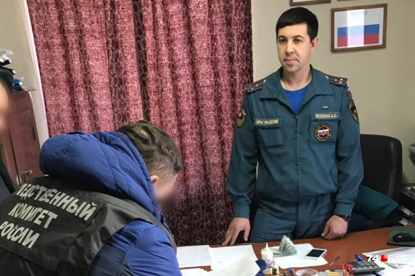 Начальник пожарной части с момента визита силовиков предпочёл хранить молчание Начальник пожарной части с момента визита силовиков предпочёл хранить молчание