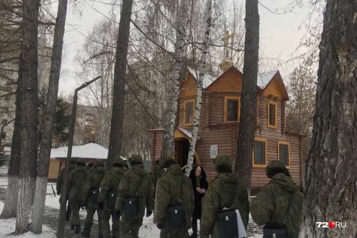 Сокурсники Михаила Баранова на панихиду пришли вместе с командиром Сокурсники Михаила Баранова на панихиду пришли вместе с командиром