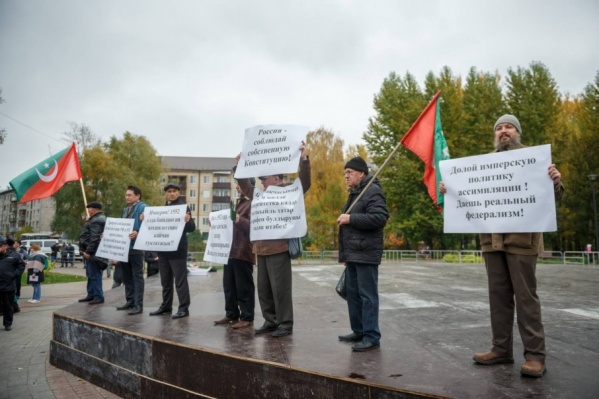 Митингующие требовали ввести татарский язык как обязательный Митингующие требовали ввести татарский язык как обязательный