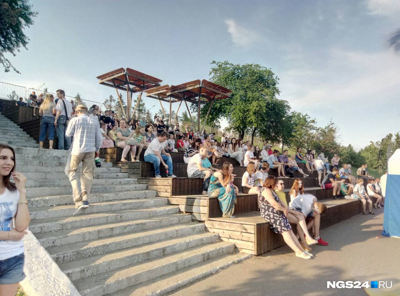 В 19:00 начнется лотерея и участники не хотят упустить свой шанс В 19:00 начнется лотерея и участники не хотят упустить свой шанс