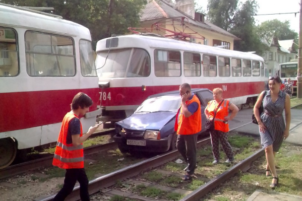 Кузов легковушки серьезно повело от удара с вагоном Кузов легковушки серьезно повело от удара с вагоном