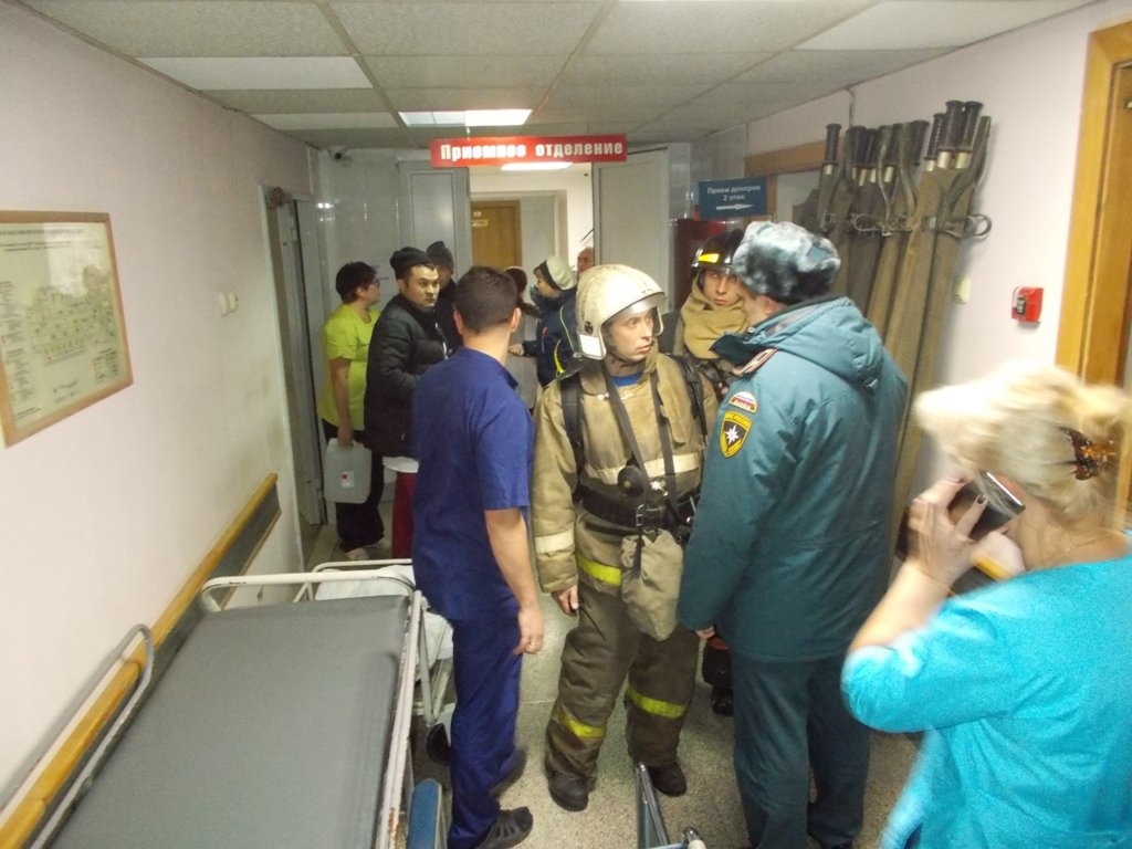 Загорелись вещи в палате, эвакуировали 160 пациентов: подробности вечернего пожара в больнице