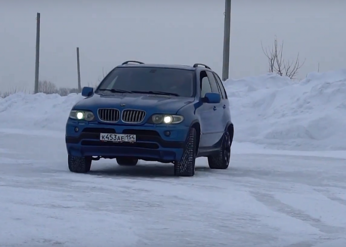 Автомобиль отлично показал себя во время заезда Автомобиль отлично показал себя во время заезда