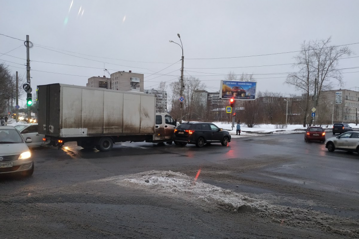 Машины перегородили дорогу практически полностью <br> Машины перегородили дорогу практически полностью <br>