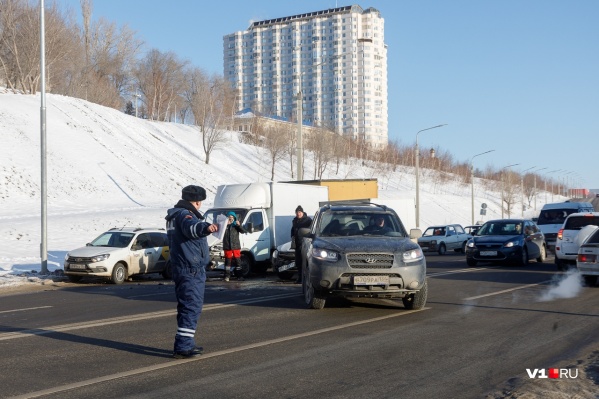 Первыми столкнулись «Газель» и Hyundai Solaris Первыми столкнулись «Газель» и Hyundai Solaris