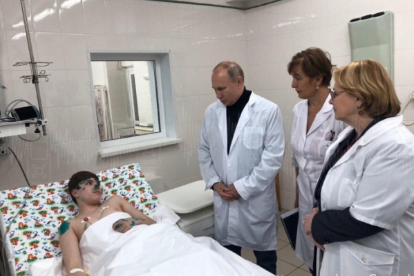 Владимир Путин навестил пострадавшего подростка в больнице 31 декабря Владимир Путин навестил пострадавшего подростка в больнице 31 декабря