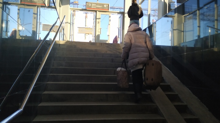 Можно будет не тащить чемодан на себе: новый переход на ж/д вокзале Тюмени оснастят большими лифтами
