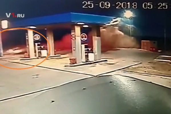 Иномарка на полной скорости влетела в рекламный щит Иномарка на полной скорости влетела в рекламный щит 