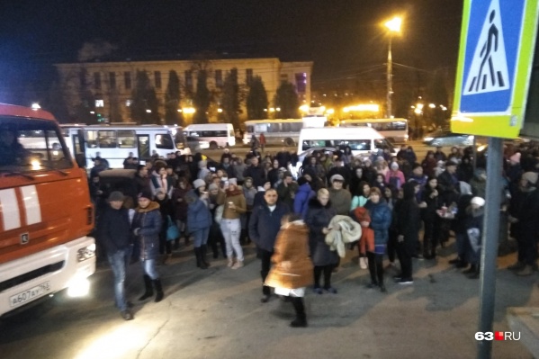 Покупателей попросили покинуть здание Покупателей попросили покинуть здание