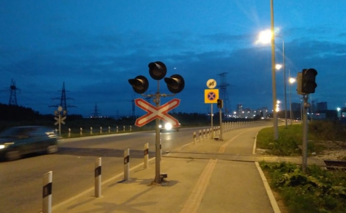 Общественному транспорту запретили движение через переезд, потому что тут не работает светофор Общественному транспорту запретили движение через переезд, потому что тут не работает светофор
