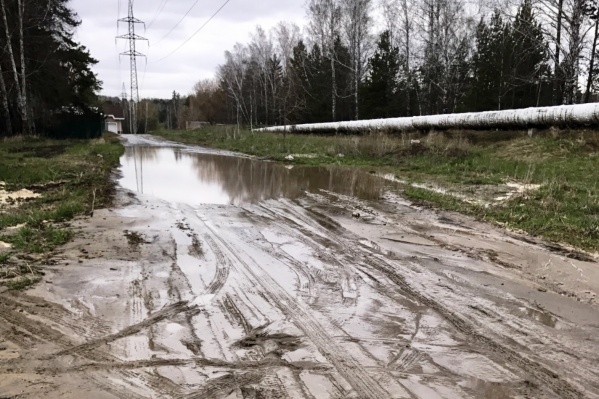 Дорога между Академгородком и посёлком Кирова каждую весну и лето превращается в сплошную грязь Дорога между Академгородком и посёлком Кирова каждую весну и лето превращается в сплошную грязь 