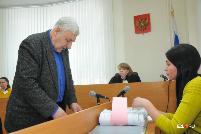 За столом Юрий Мищенко, судья и представитель застройщика За столом Юрий Мищенко, судья и представитель застройщика