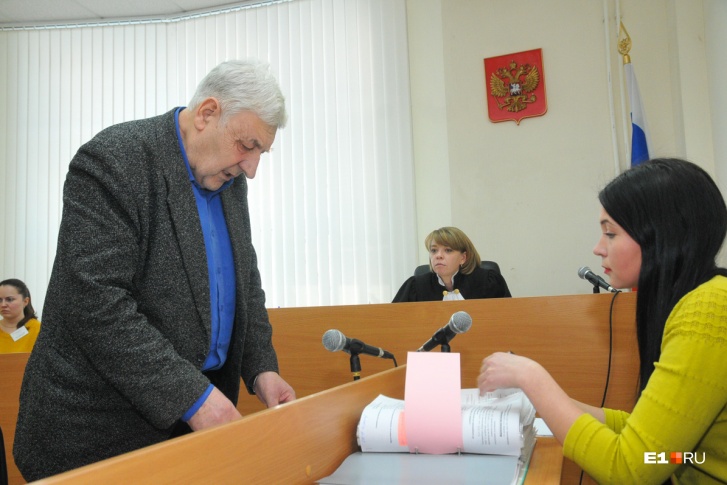 За столом Юрий Мищенко, судья и представитель застройщика За столом Юрий Мищенко, судья и представитель застройщика