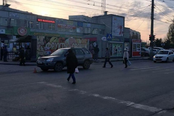 Место, где сбили семилетнюю девочку, отмечено фишкой Место, где сбили семилетнюю девочку, отмечено фишкой