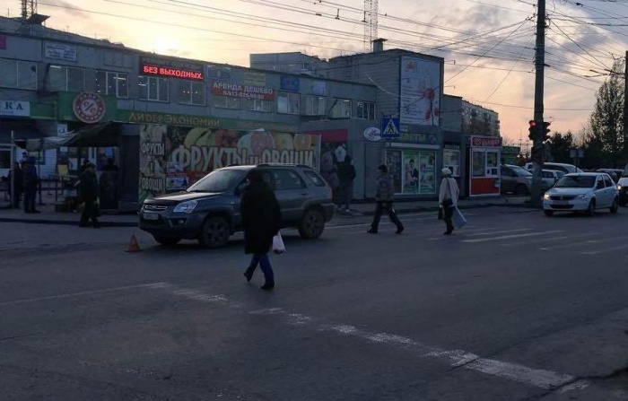 Место, где сбили семилетнюю девочку, отмечено фишкой Место, где сбили семилетнюю девочку, отмечено фишкой