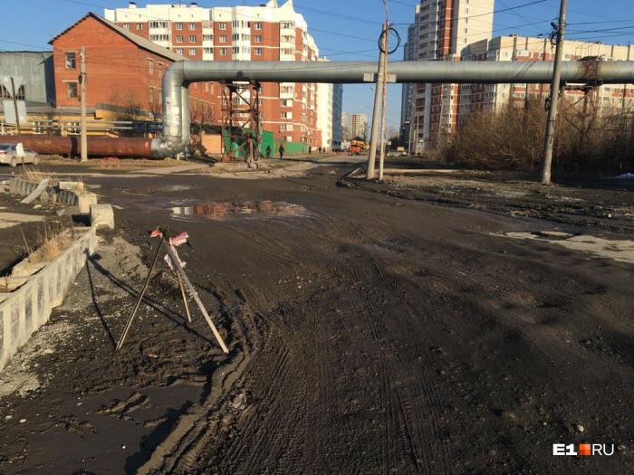 В таком виде перекресток пребывает уже очень много лет. Он один из самых убитых на Старой Сортировке В таком виде перекресток пребывает уже очень много лет. Он один из самых убитых на Старой Сортировке