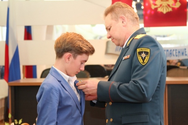 14-летний Ильфат Галин получил награду из рук главы МЧС Башкирии 14-летний Ильфат Галин получил награду из рук главы МЧС Башкирии