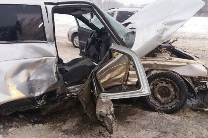 Автомобиль от удара буквально развалился на части Автомобиль от удара буквально развалился на части