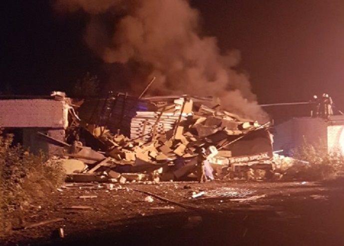«Автосервис взорвался»: с пожаром в гаражном массиве на Гаугеля боролись 33 спасателя