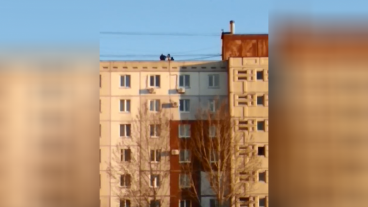 Опасное селфи: подростки забрались на крышу многоэтажки в Уфе ради фотосессии