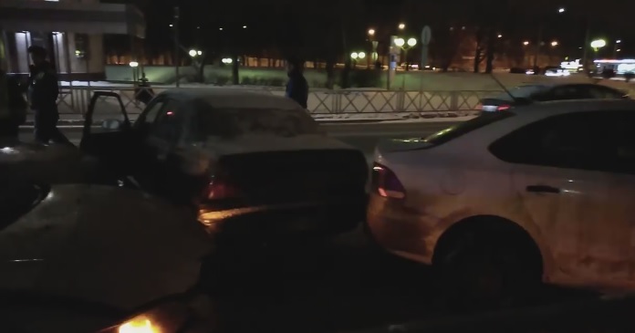 «Меня до сих пор трясёт»: на съезде с Октябрьского моста гонщик смял в кучу четыре автомобиля