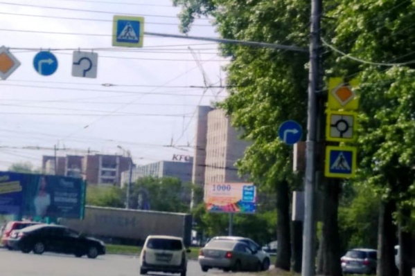Знак «Движение направо» повесили сбоку Знак «Движение направо» повесили сбоку