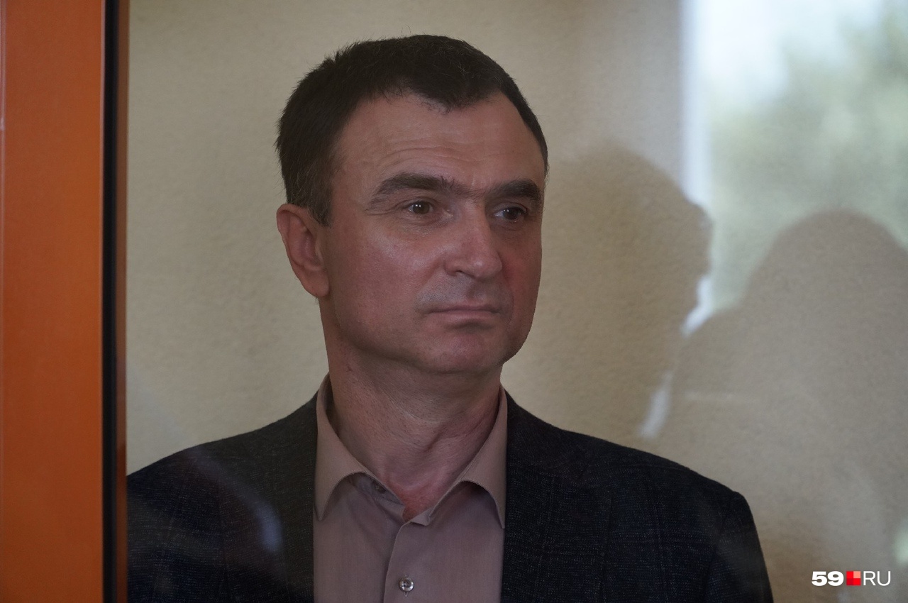 На суде сам обвиняемый держался довольно спокойно На суде сам обвиняемый держался довольно спокойно