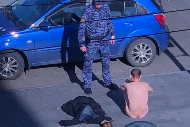Мужчину задержали и передали врачам Мужчину задержали и передали врачам