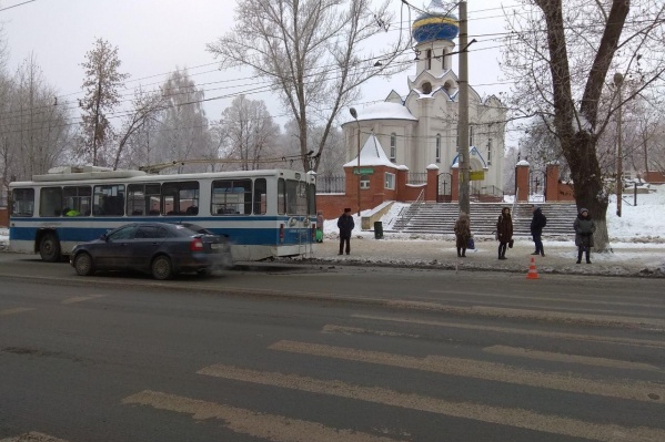Девушка не успела проскочить перед троллейбусом Девушка не успела проскочить перед троллейбусом