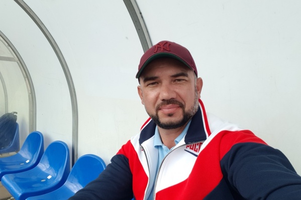 Евгений работает тренером по стрельбе из лука Евгений работает тренером по стрельбе из лука