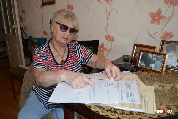 У пенсионерки — все документы на руках: договоры о займах, заявления в полицию, официальные ответы и так далее. У пенсионерки — все документы на руках: договоры о займах, заявления в полицию, официальные ответы и так далее.