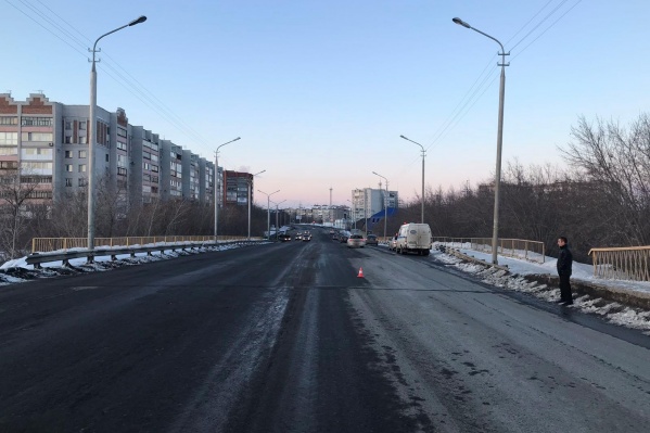 Женщина переходила дорогу в неположенном месте Женщина переходила дорогу в неположенном месте