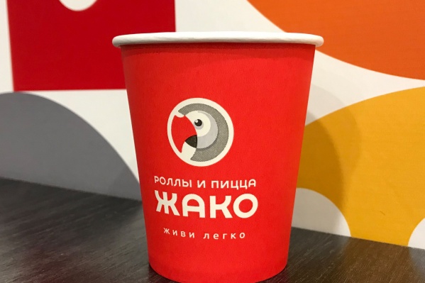 Кофе в этом заведении подают в симпатичных фирменных стаканах Кофе в этом заведении подают в симпатичных фирменных стаканах